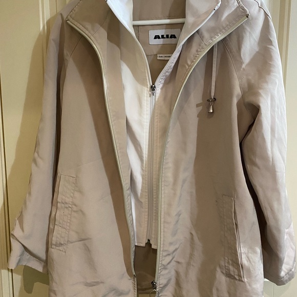 Alia. Woman’s spring coat - Picture 3 of 4